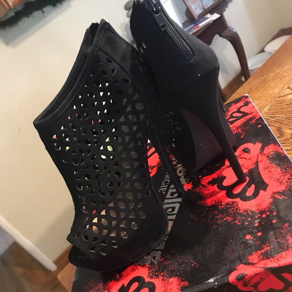 Caged heels!